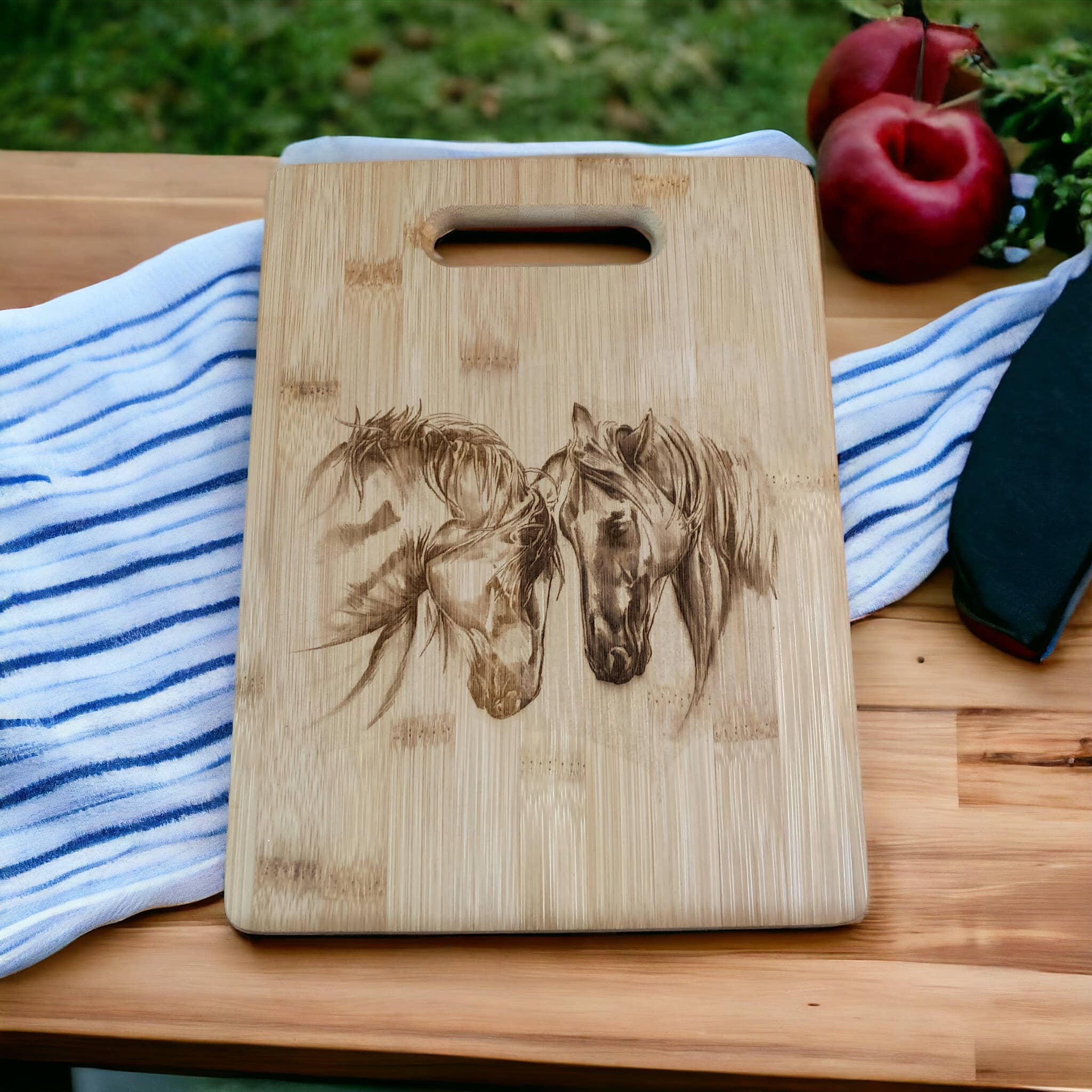 Horse friends Beautiful Bamboo Cutting Board!: 6"x9"